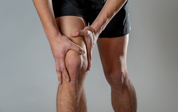 images_blog_2019_bigstock-Young-Fit-Man-Holding-Knee-Wit-296783086